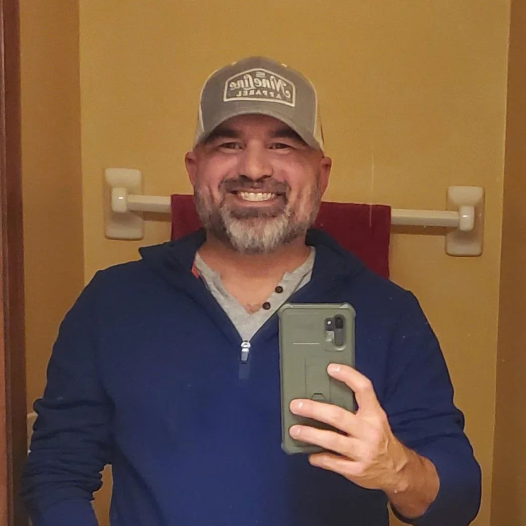 files/45m-just-a-average-dad-selfie-v0-q11dc6all93e1.webp